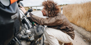 Como lidar com o cansaço e a fadiga durante viagens de moto