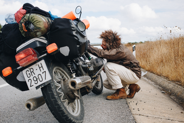 Como viajar de moto com bagagem pesada: dicas para não comprometer a pilotagem
