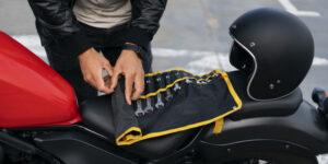 Equipamentos essenciais para uma viagem de moto segura
